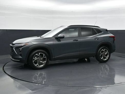 Used 2025 Chevrolet Trax LT FWD image 6