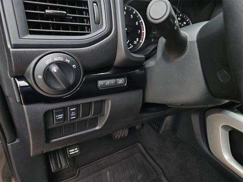 Certified 2024 Nissan Titan SV w/ SV Convenience Package image 19