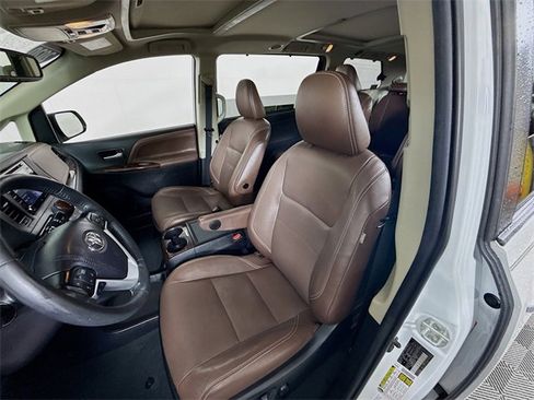 Used 2020 Toyota Sienna Limited image 5
