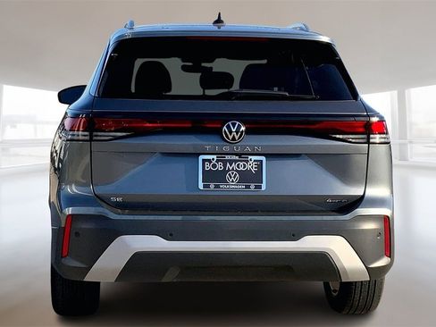 Certified 2025 Volkswagen Tiguan SE image 4