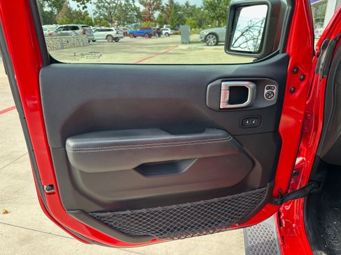 Used 2019 Jeep Wrangler Unlimited Sahara image 22