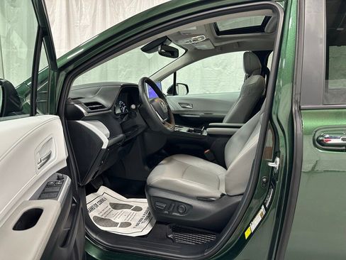 Used 2025 Toyota Sienna XLE image 10