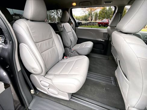 Used 2017 Toyota Sienna XLE image 21