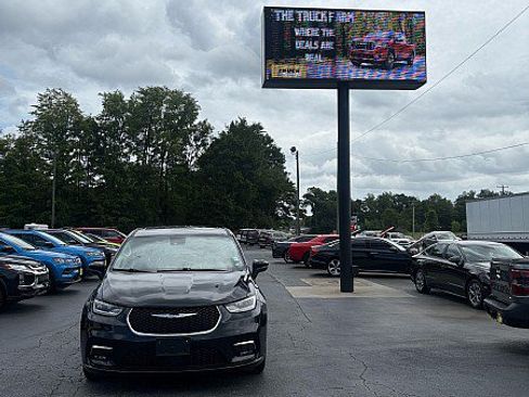 Used 2023 Chrysler Pacifica Touring-L FWD image 2