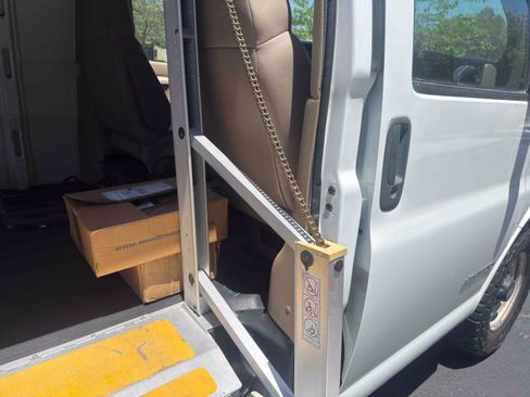 Used 2001 Chevrolet Express 3500 w/ Convenience Pkg 1 RWD image 58