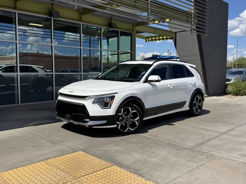 Used 2024 Kia Niro EX Touring image 1