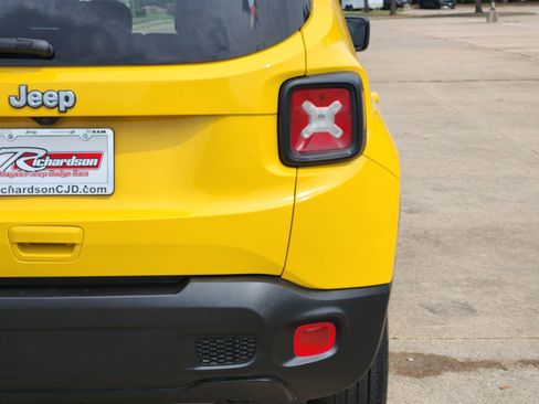 Used 2023 Jeep Renegade Latitude w/ Sun/Sound Group image 9