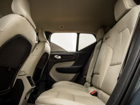 Used 2021 Volvo XC40 T5 Momentum w/ Protection Package Premier image 29