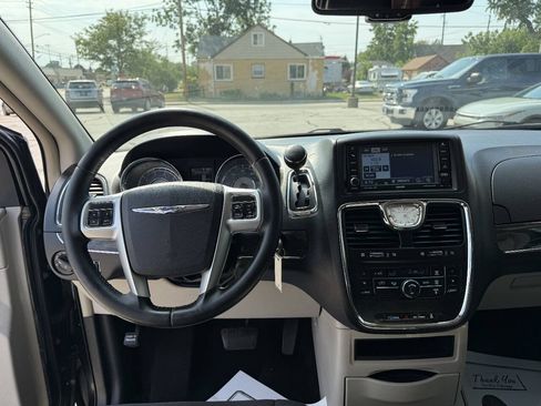 Used 2011 Chrysler Town & Country Touring w/ Entertainment Group #1 FWD image 16