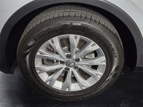 Used 2018 Volkswagen Tiguan SE w/ Panoramic Sunroof Package image 12