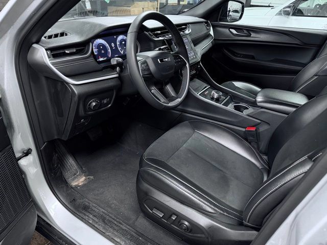 Used 2025 Jeep Grand Cherokee Altitude AWD/4WD image 17