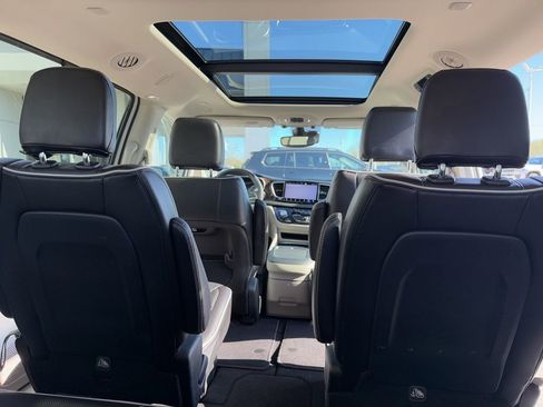 Used 2023 Chrysler Pacifica Limited FWD image 37