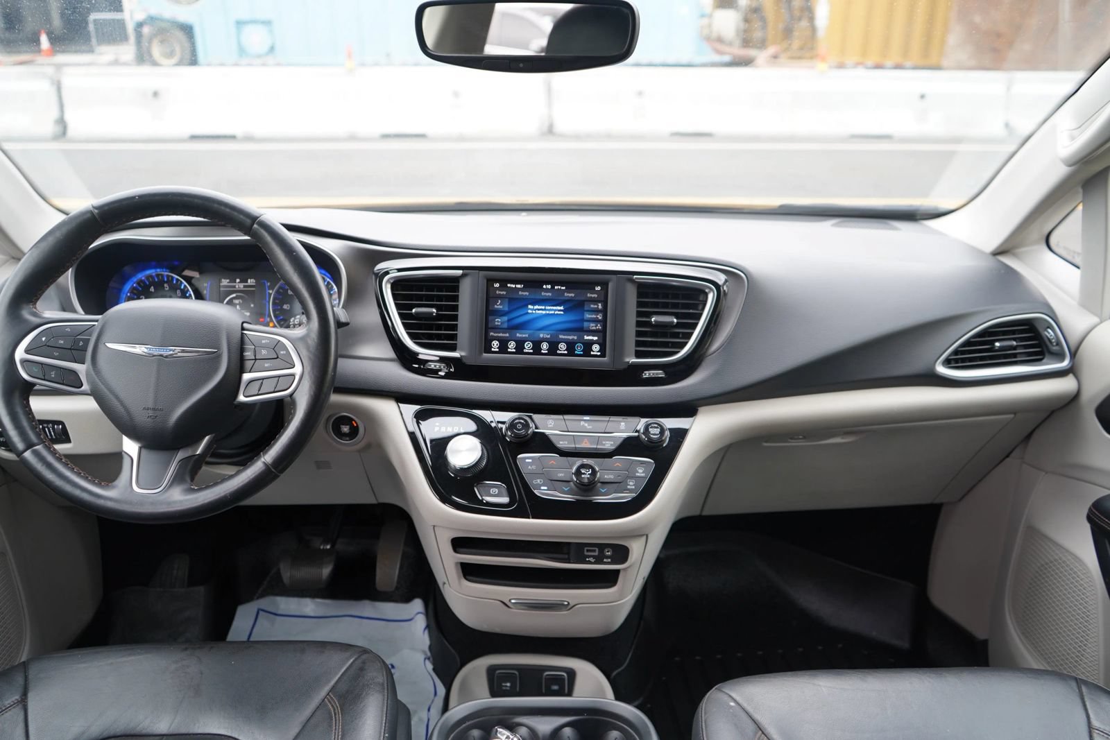 Used 2020 Chrysler Pacifica Touring-L FWD image 17