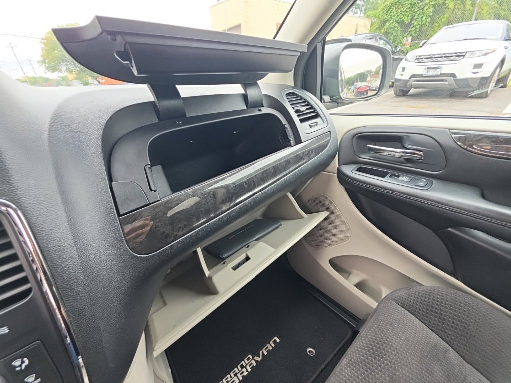 Used 2014 Dodge Grand Caravan SXT w/ Rear Park Assist Package FWD image 24