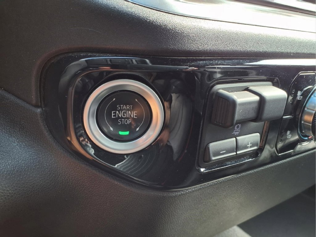 Used 2025 GMC Sierra 1500 SLT AWD/4WD image 8