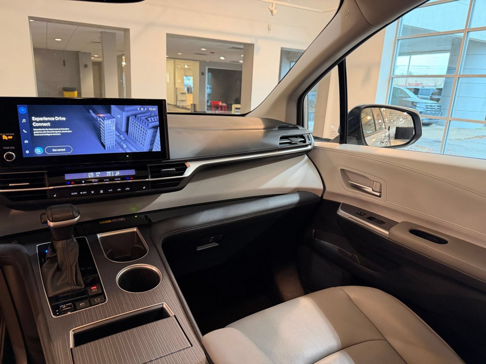 Used 2025 Toyota Sienna XLE FWD image 37