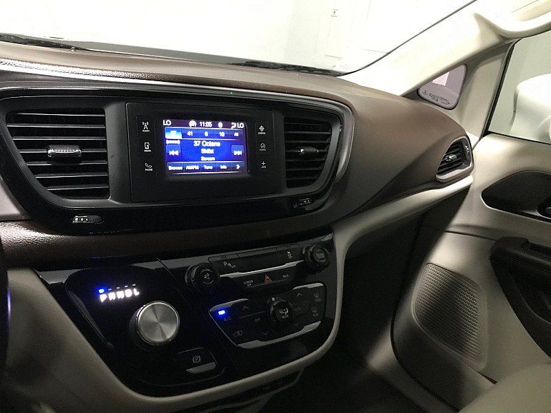 Used 2017 Chrysler Pacifica Touring-L FWD image 26