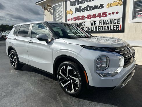 Used 2023 Mitsubishi Outlander SE image 2