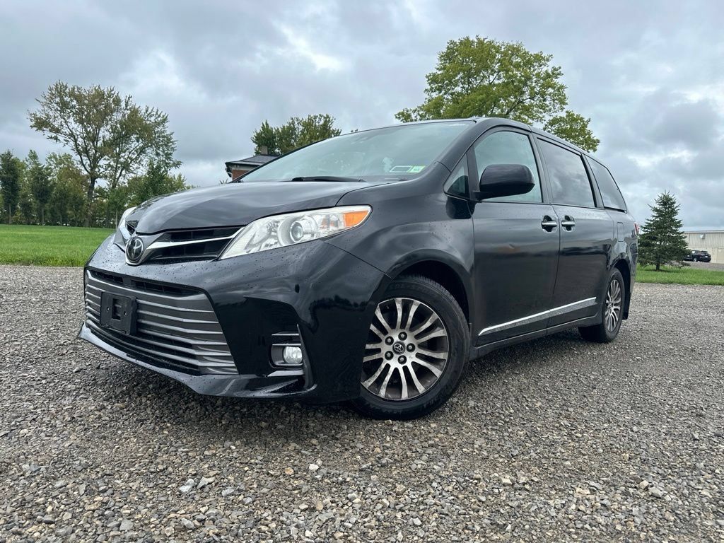 Used 2019 Toyota Sienna XLE w/ XLE Navigation Package FWD image 1