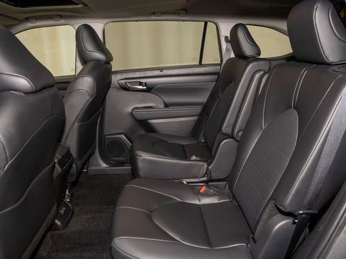 Used 2025 Toyota Highlander XLE image 9