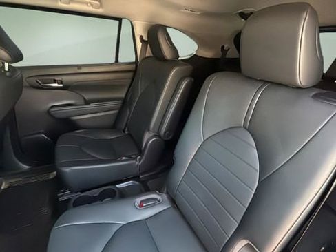 Used 2020 Toyota Highlander XLE AWD/4WD image 20