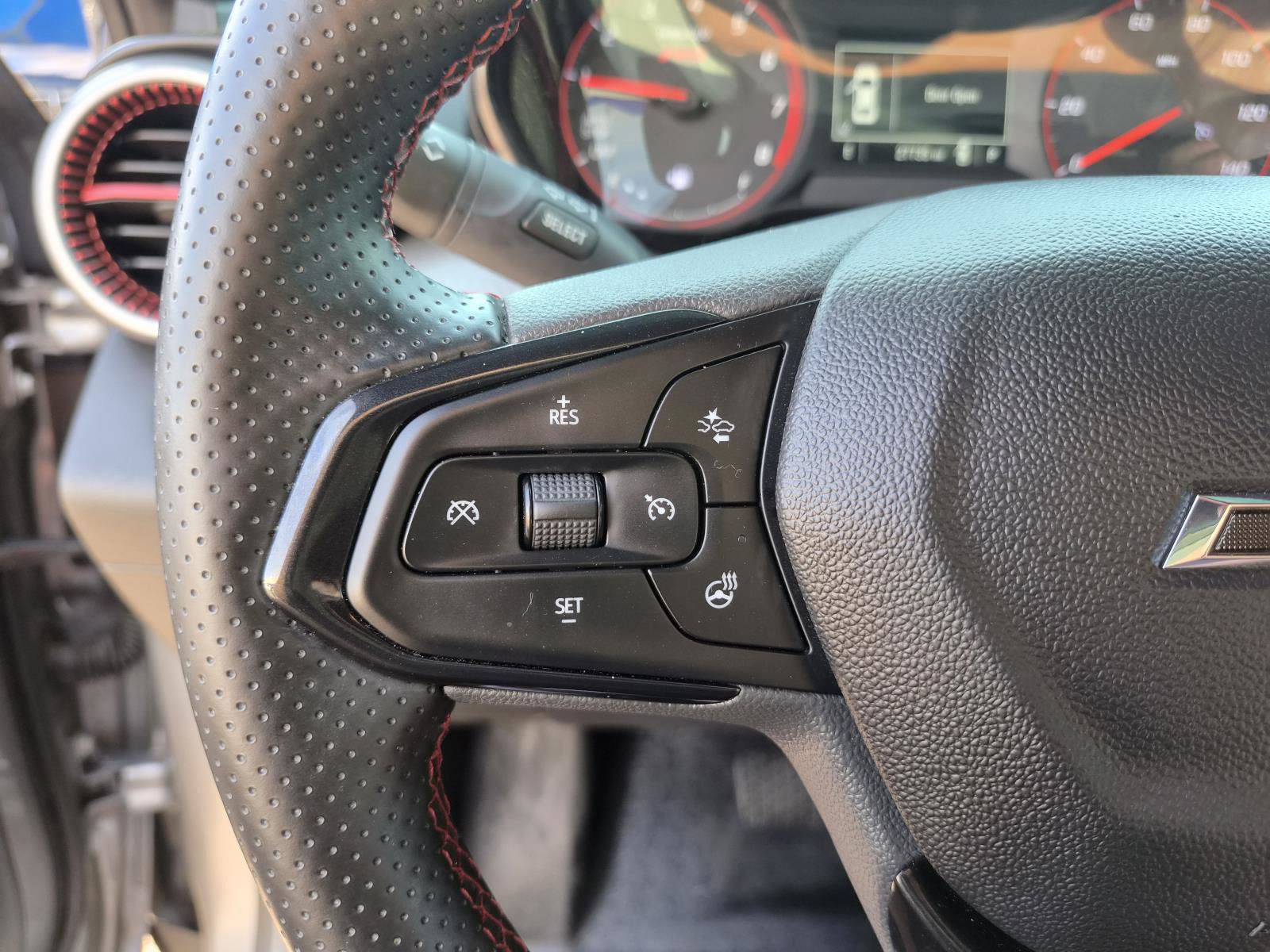 Used 2025 Chevrolet Trax RS w/ Driver Confidence Package FWD image 27