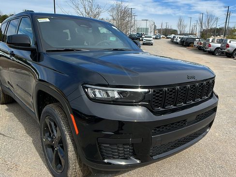 New 2025 Jeep Grand Cherokee L Laredo image 5