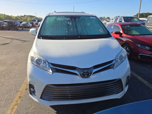 Used 2018 Toyota Sienna XLE Premium image 2