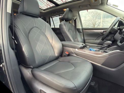 Used 2024 Toyota Highlander Platinum image 45