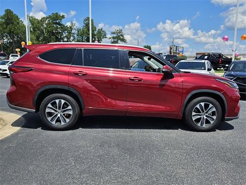 Used 2022 Toyota Highlander XLE image 17