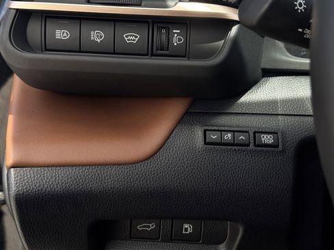 Used 2025 Toyota Crown Signia image 23