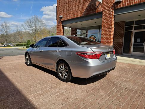 Used 2016 Toyota Camry SE image 4
