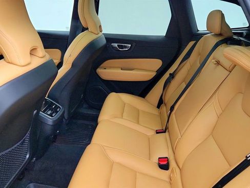 Used 2022 Volvo XC60 B5 Inscription w/ Climate Package image 19