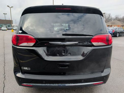 Used 2017 Chrysler Pacifica Touring-L image 6