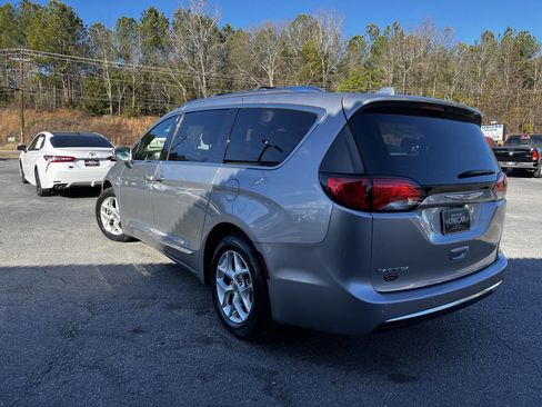 Used 2020 Chrysler Pacifica Limited image 5