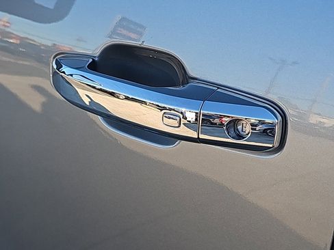 Used 2024 GMC Sierra 2500 SLT w/ SLT Premium Package image 9