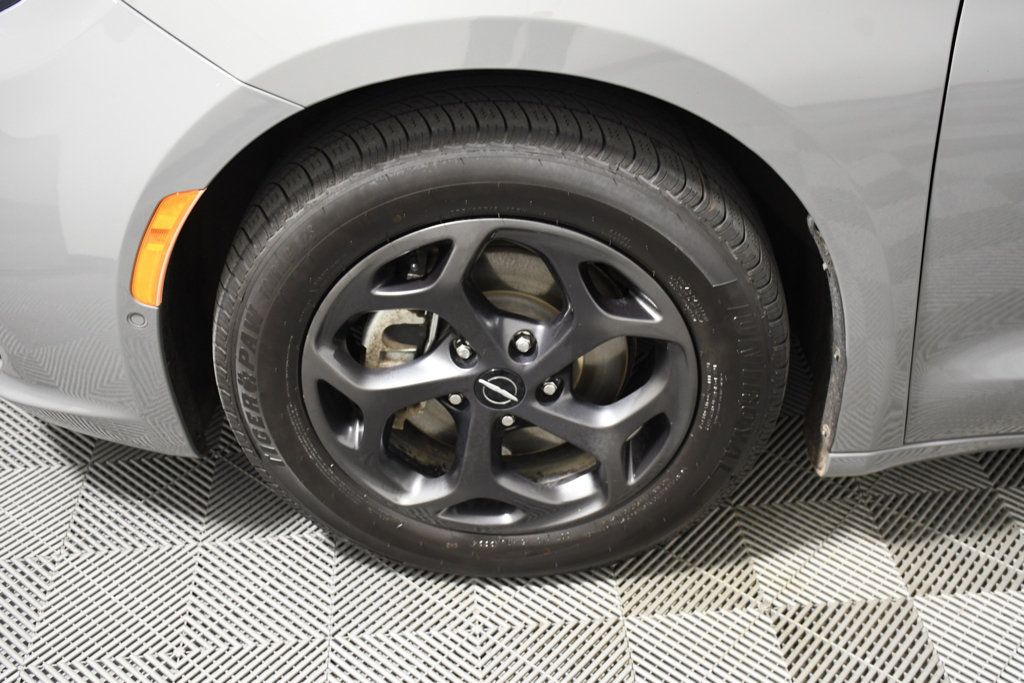 Used 2022 Chrysler Pacifica Limited w/ Uconnect Theater Family Group FWD image 11