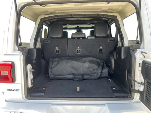 Used 2022 Jeep Wrangler Unlimited Sahara AWD/4WD image 28