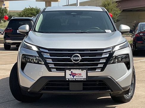 Used 2025 Nissan Rogue SV FWD image 2