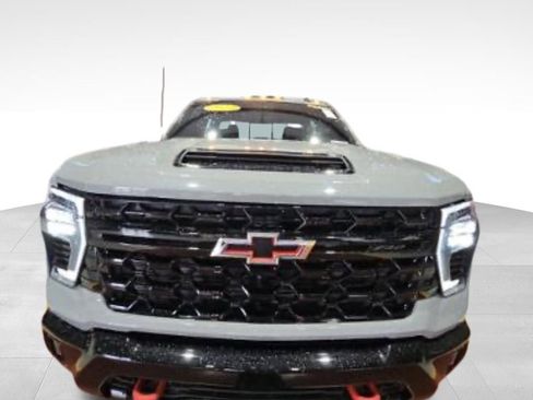 Used 2024 Chevrolet Silverado 2500 ZR2 w/ Technology Package image 3
