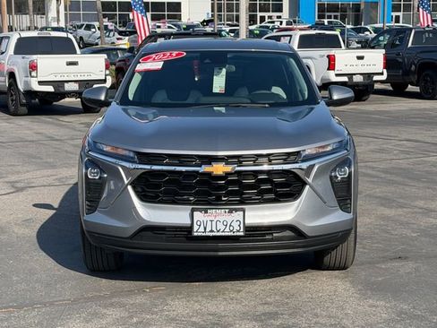 Used 2025 Chevrolet Trax LS w/ LS Convenience Package FWD image 2