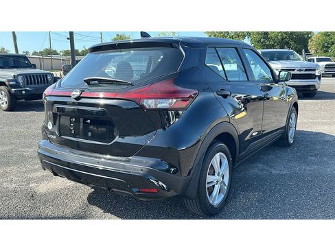 Used 2022 Nissan Kicks S FWD image 6
