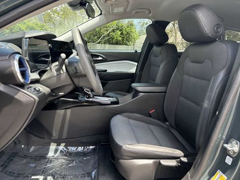Certified 2025 Chevrolet Trax LT FWD image 15