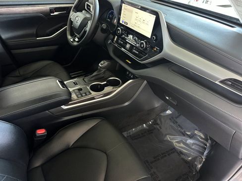 Used 2023 Toyota Highlander Platinum FWD image 16