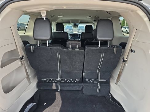 Used 2023 Chrysler Pacifica Touring-L FWD image 14