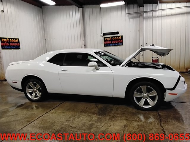 Used 2019 Dodge Challenger SXT RWD image 2