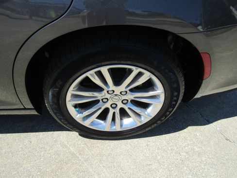 Used 2018 Chrysler 300 Touring w/ Driver Convenience Group image 10