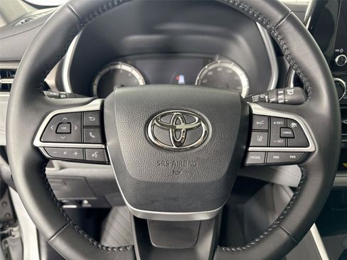 Certified 2023 Toyota Highlander XLE image 17