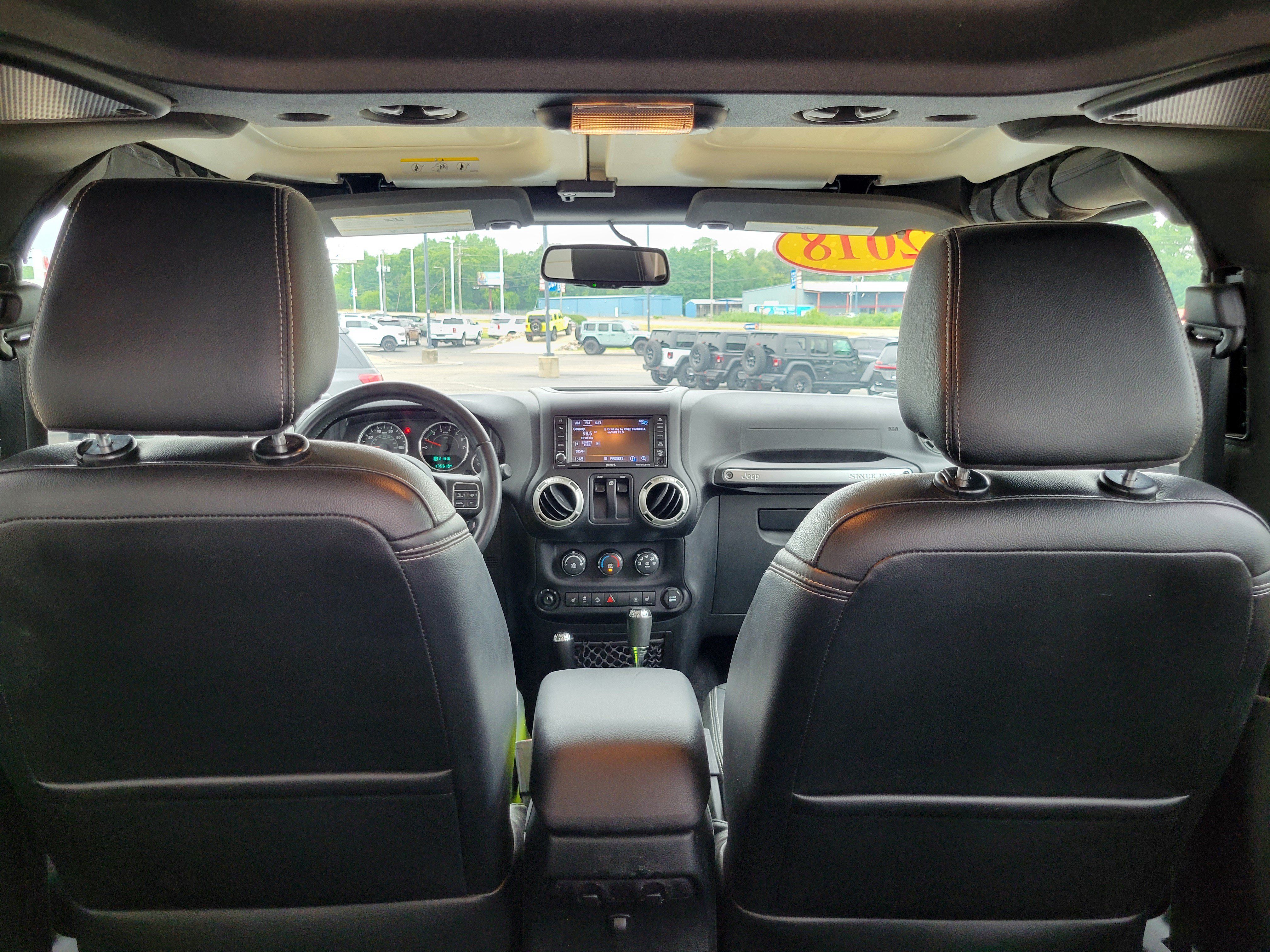 Used 2018 Jeep Wrangler Sahara w/ Connectivity Group AWD/4WD image 17