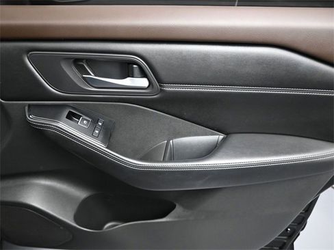 Used 2022 Nissan Rogue SL w/ SL Premium Package image 31